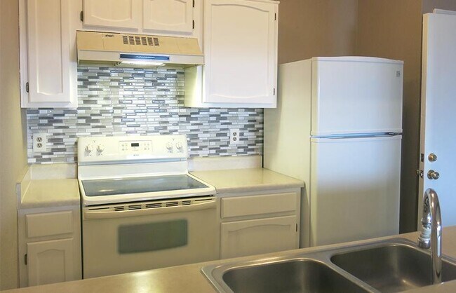 Building Photo - 2406 High Hollow Dr