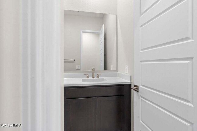 Building Photo - 4815 E Village Dr
