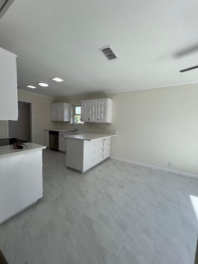 Building Photo - Welcome to this inviting 3-bedroom, 2-bathroom home in the heart of Cleburne, perfectly suited fo...