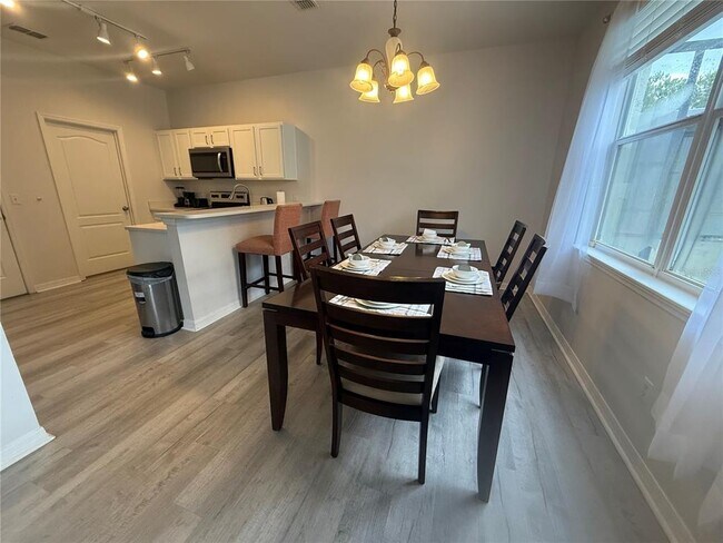 Building Photo - 1675 Royal Ridge Dr