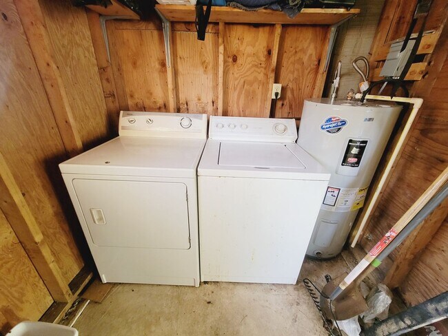 Building Photo - SPACIOUS 2/2 w/ Wood Floors, Washer/Dryer, Office, & Carport! Walk to Midtown Night Life! Availab...