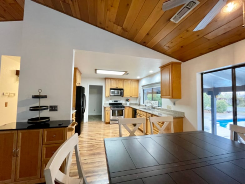 Building Photo - 3640 Elizabeth Way