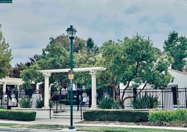Building Photo - 2000 Amaryllis Cir
