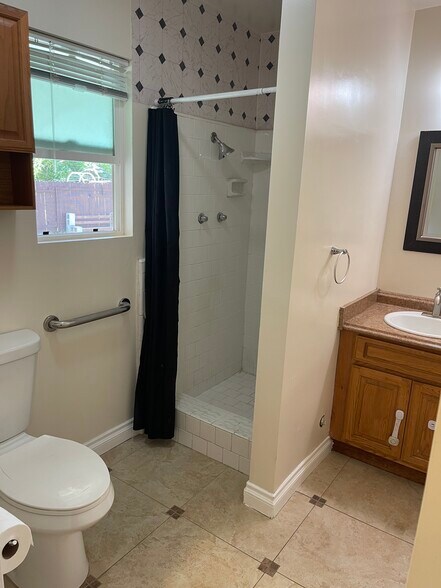 Building Photo - 1538 Zara St