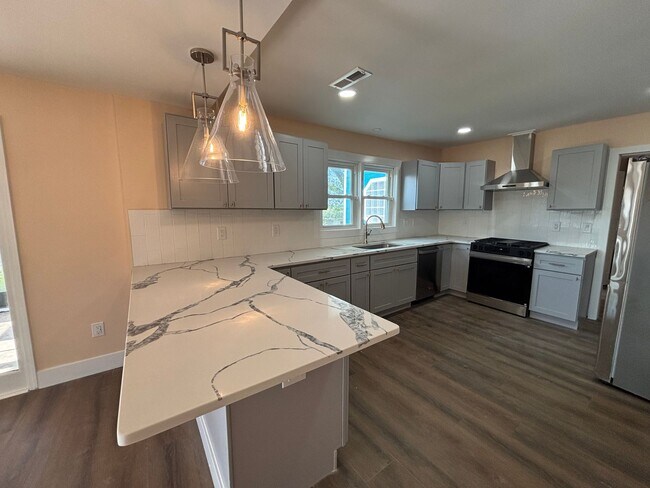 Building Photo - Newly Renovated Stunning Home