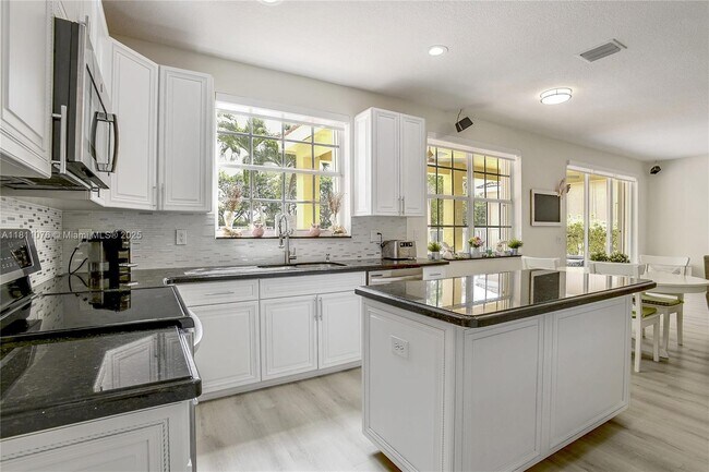Building Photo - 4322 Fox Ridge Dr