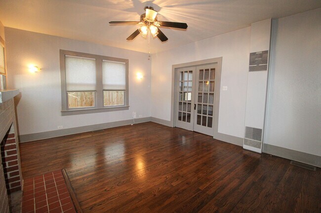 Building Photo - 436 W Rosewood Ave