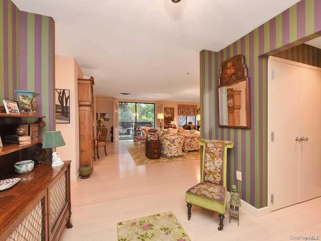 Building Photo - 123 Middle Neck Rd