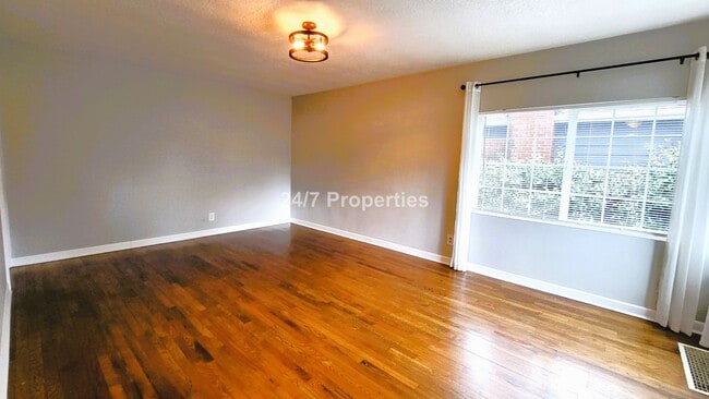 Building Photo - Inviting 3 BD | 2 BA Home with Big Backyard in West Linn