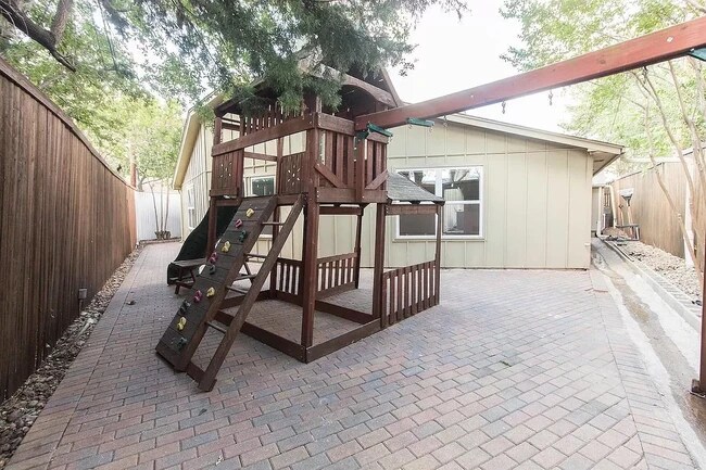 Back Yard (Play set no longer available) - 3508 Grande Bulevar