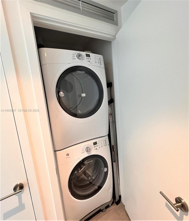 Building Photo - 2900 NE 7th Ave