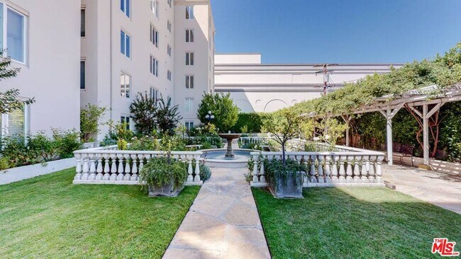 Building Photo - 1424 N Crescent Heights Blvd