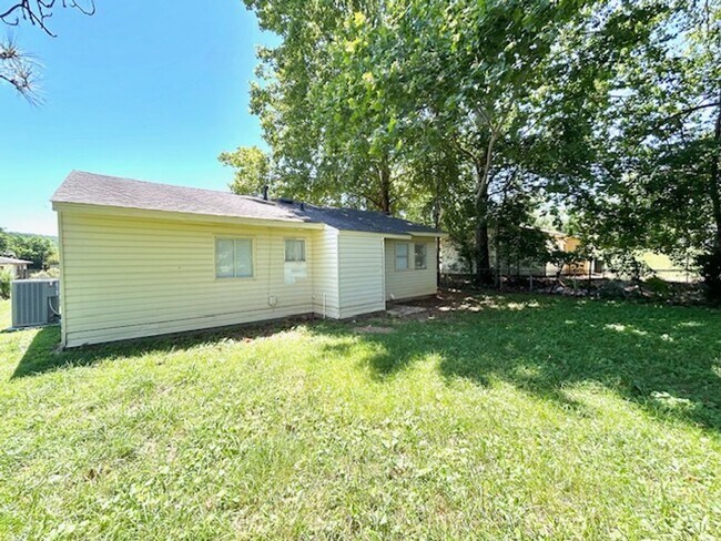 Building Photo - 3 BEDROOM/ 1 BATH COTTAGE WITH LARGE BACK ...
