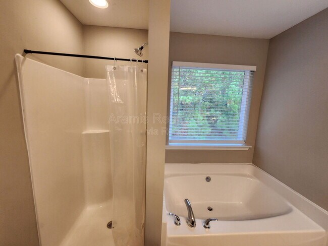 Building Photo - 255 Fieldcrest Dr