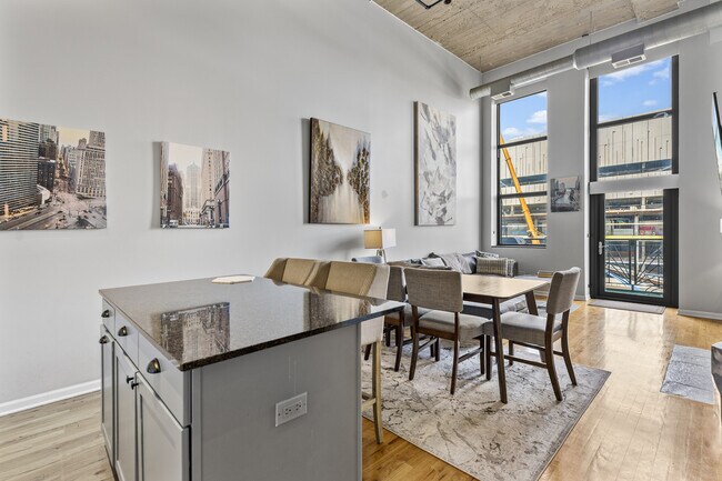 Building Photo - 758 N Larrabee St