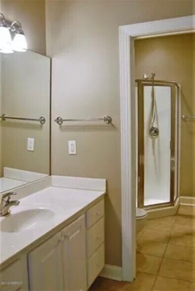 Building Photo - 8 Lagaree Ct