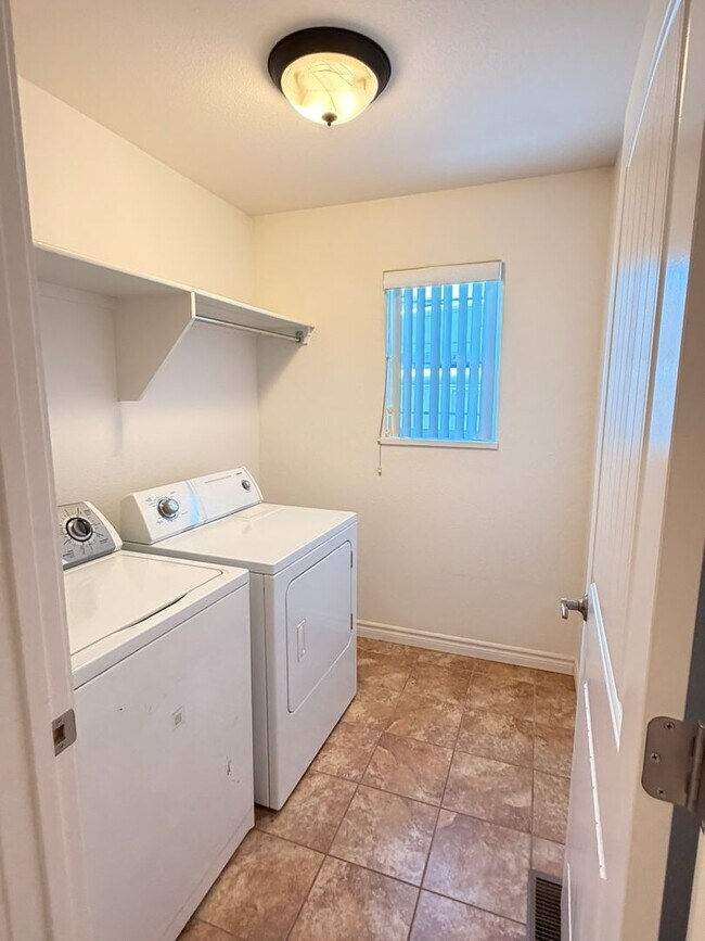 Building Photo - GORGEOUS 3Bed 2Bath 3Car Garage in NorthEast GJ!!!!!