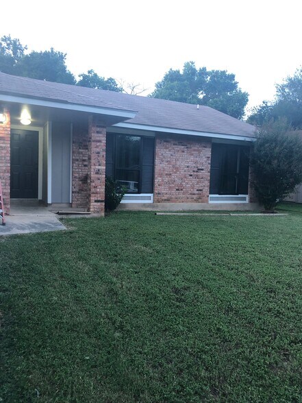 Nice front yard. - 9207 Cliff Way St