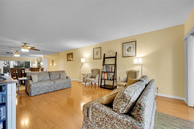 Building Photo - 3150 N Palm Aire Dr