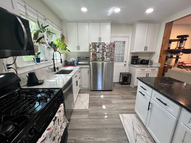 Building Photo - Terrific 3 Bed/1 Bath Colonial in Glen Cove!