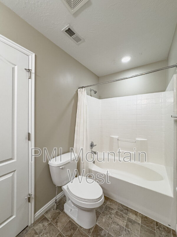 Building Photo - 948 Chelsea Ln