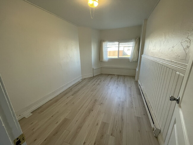 Building Photo - 3 bed 1 bath ground level apartment with n...