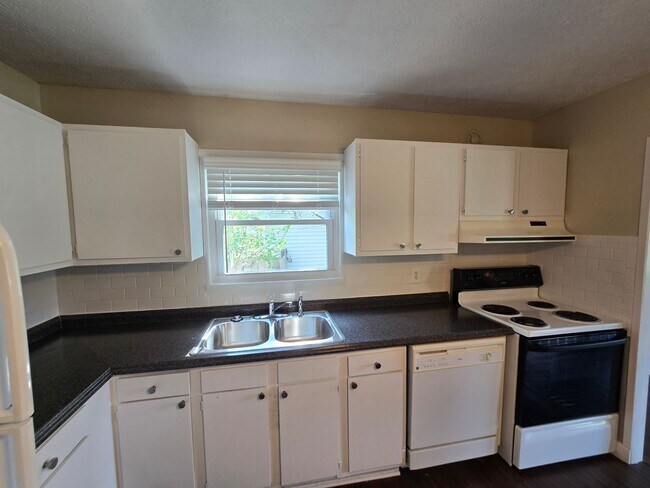 Building Photo - YOU CAN STOP YOUR SEARCH! Jeffersontown / Jtown Rental with 3 Bedrooms, 1 Full Baths, Ranch, 1 Ca...