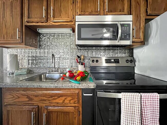 Building Photo - FULLY FURNISHED 2BR Condo