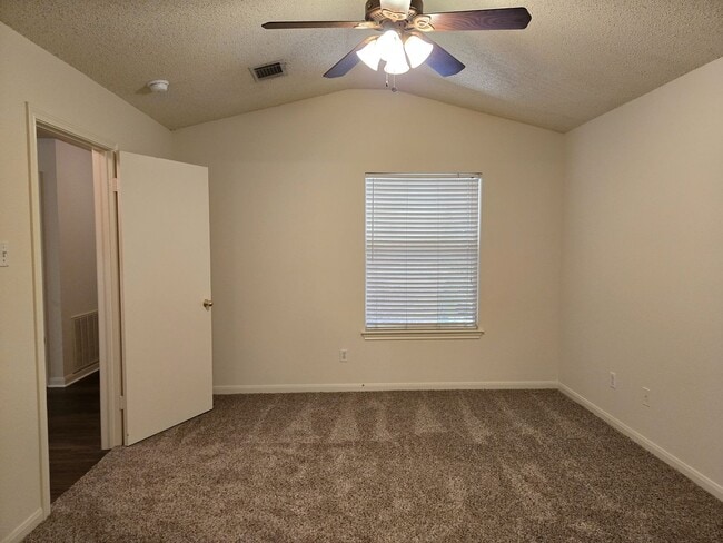 Building Photo - 3/2 Hewitt Duplex