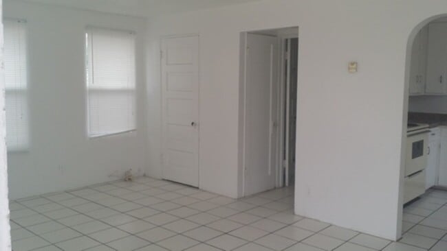 Building Photo - Cozy Guest House with AC and Large Private Yard!