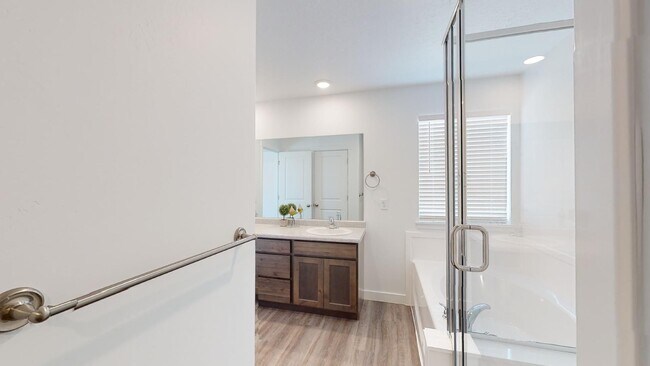 Building Photo - BEAUTIFUL 4-BEDROOM TOWNHOME FOR RENT