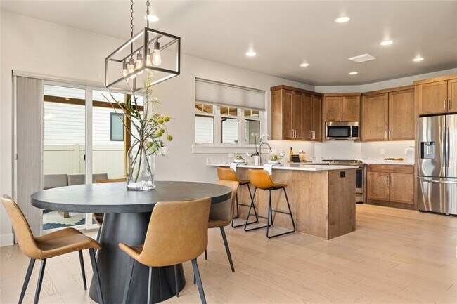 Building Photo - 4 Bed / 3 Bath Home in Silver Creek Estate...