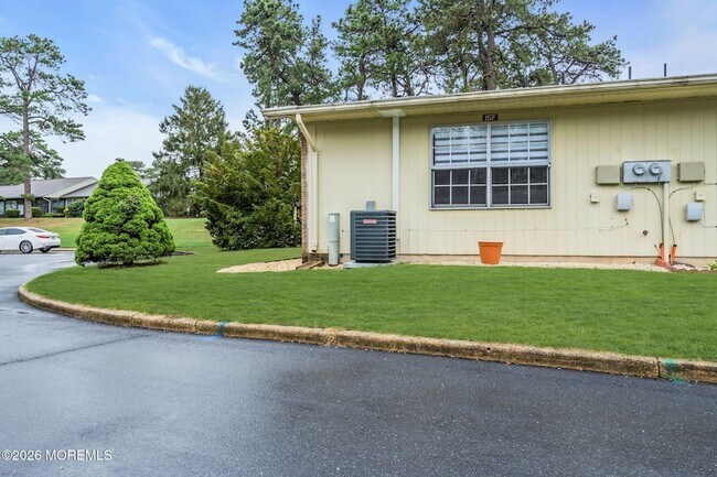 Building Photo - 15 Yorkshire Ct