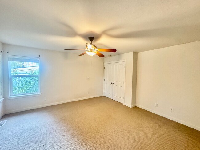 Building Photo - Sammamish Home.....