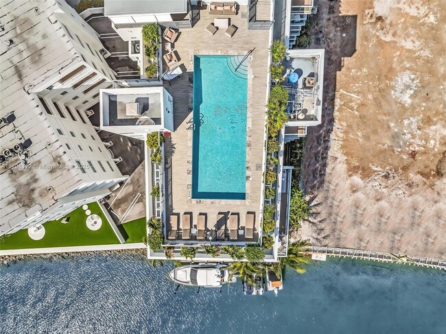 Building Photo - 9901 E Bay Harbor Dr