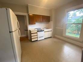 Building Photo - 8R Forest St