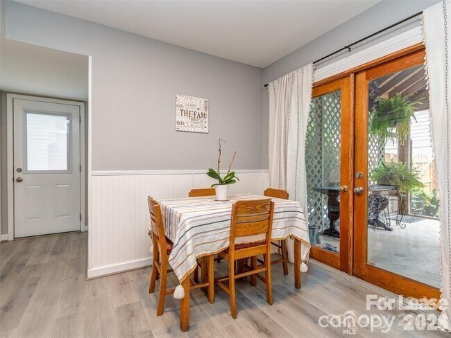 Building Photo - 8715 Parkchester Dr