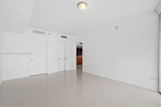 Building Photo - 495 Brickell Ave