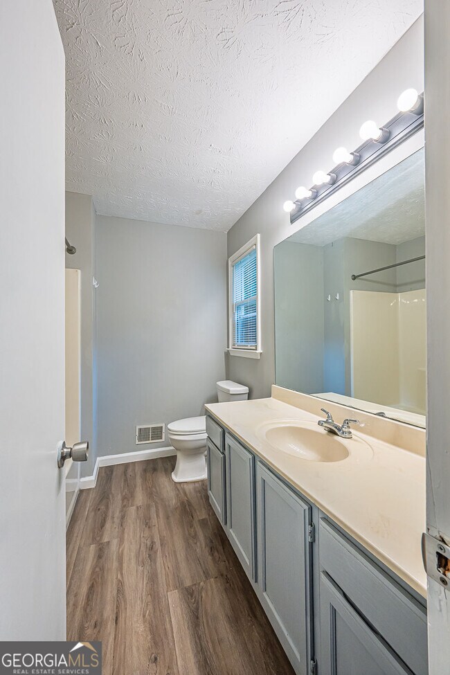 Building Photo - 2100 Whitebluff Way NE