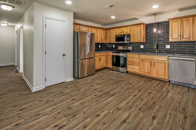 Building Photo - Stylish Belton Townhome | 3 Beds, 2 Baths,...