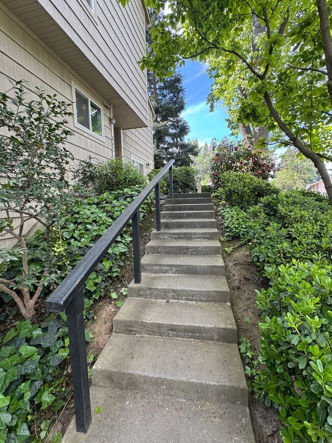 Building Photo - 642 Commons Dr