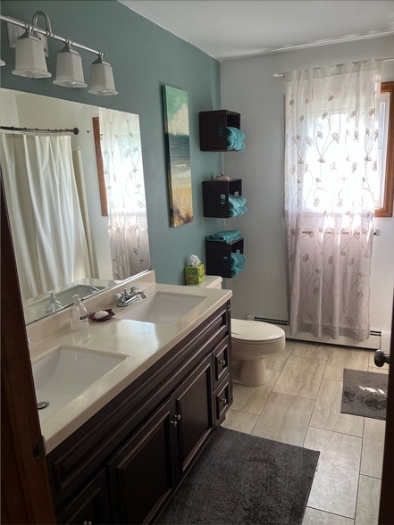 shared bathroom - 7 Evelyn Dr