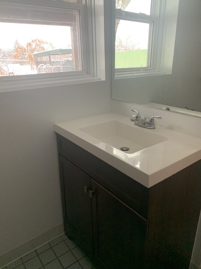 Building Photo - Spacious 1,000 Sq Ft 1 bedroom Lower Unit ...