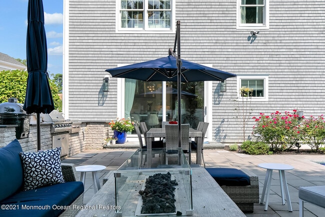 Building Photo - 2211 3rd Ave