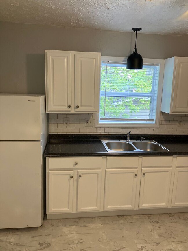 Building Photo - 1226 Martin Cir