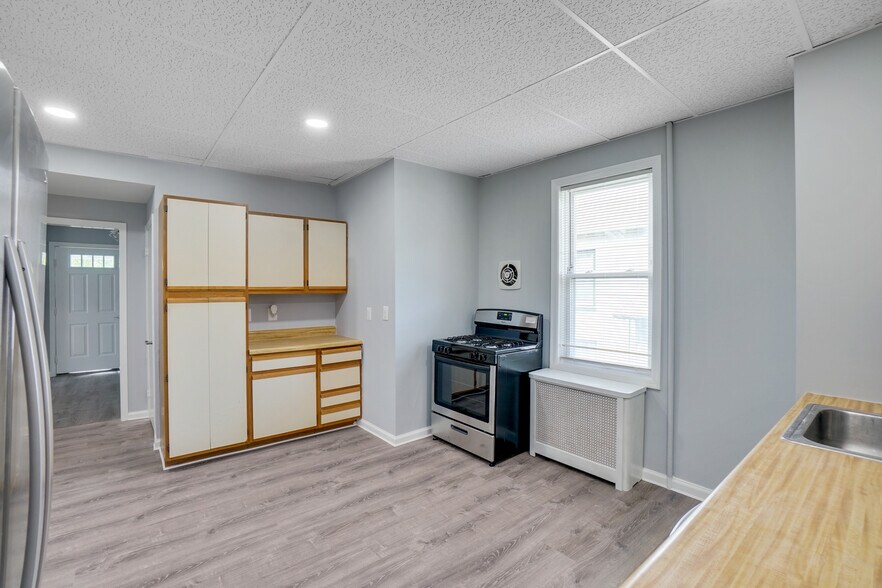 Kitchen - 114 Livingston Ave