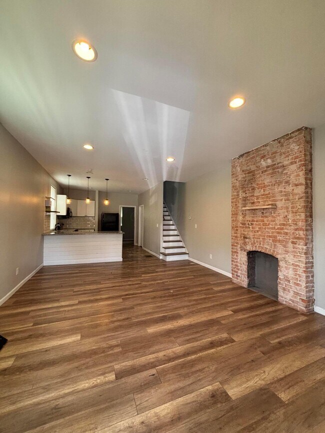 Primary Photo - 429 Oakwood Ave