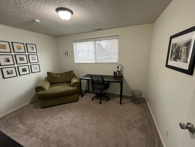Building Photo - Remodeled 2 Bed 1 Bath, Apartment in Provo