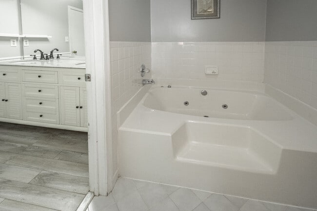 Building Photo - BEAUTIFUL HOME FOR RENT IN GLENWOOD AREA