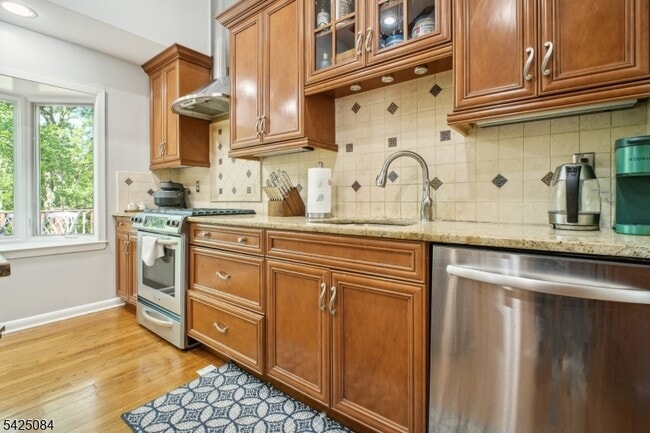 Building Photo - 195 Chaucer Dr